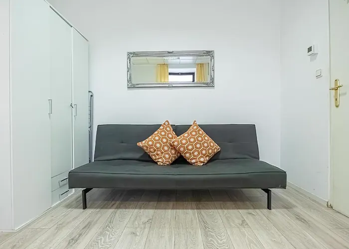 Bright 1br Apt, Prime Location & Wifi דירה *