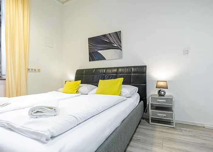 Bright 1br Apt, Prime Location & Wifi * וינה